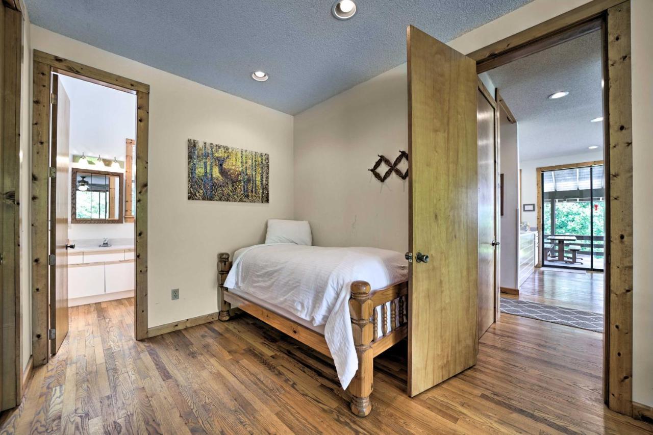 Vibrant Bryson City Home With Mtn Views And Deck! Buitenkant foto